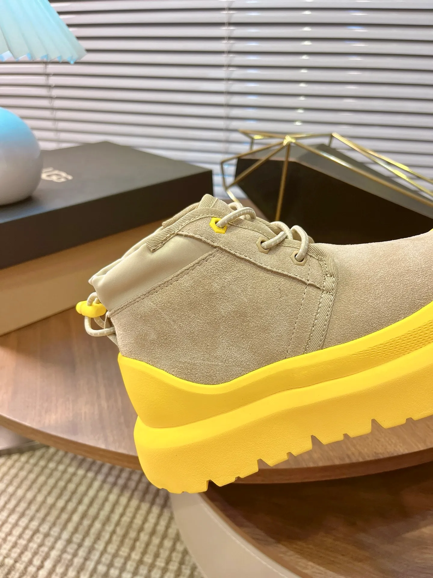 【UGG】 P: 560💰 Couple shoes Size: Women’s size 35-40 / Men’s size 40-44 UGG Tasman Weather Hybrid slip-on snow boots👢 Wang Yibo's same style 👏 adds a large orange sole to the classic Tasman shoe style, functional color contrast design, environmentally friendly waterproof and snowproof material, which has both fashionable and functional attributes. At the same time, it is paired with the new UGG furry shoes Keen's furry color-blocking jacket. Bright orange and maroon collide to create a new light outdoor style and open up a new travel experience in early autumn! Using the best materials, the 17mm fur integrated surface is warmer and breathable, and the outsole is upgraded to a lightweight and wear-resistant light wing technology outsole!